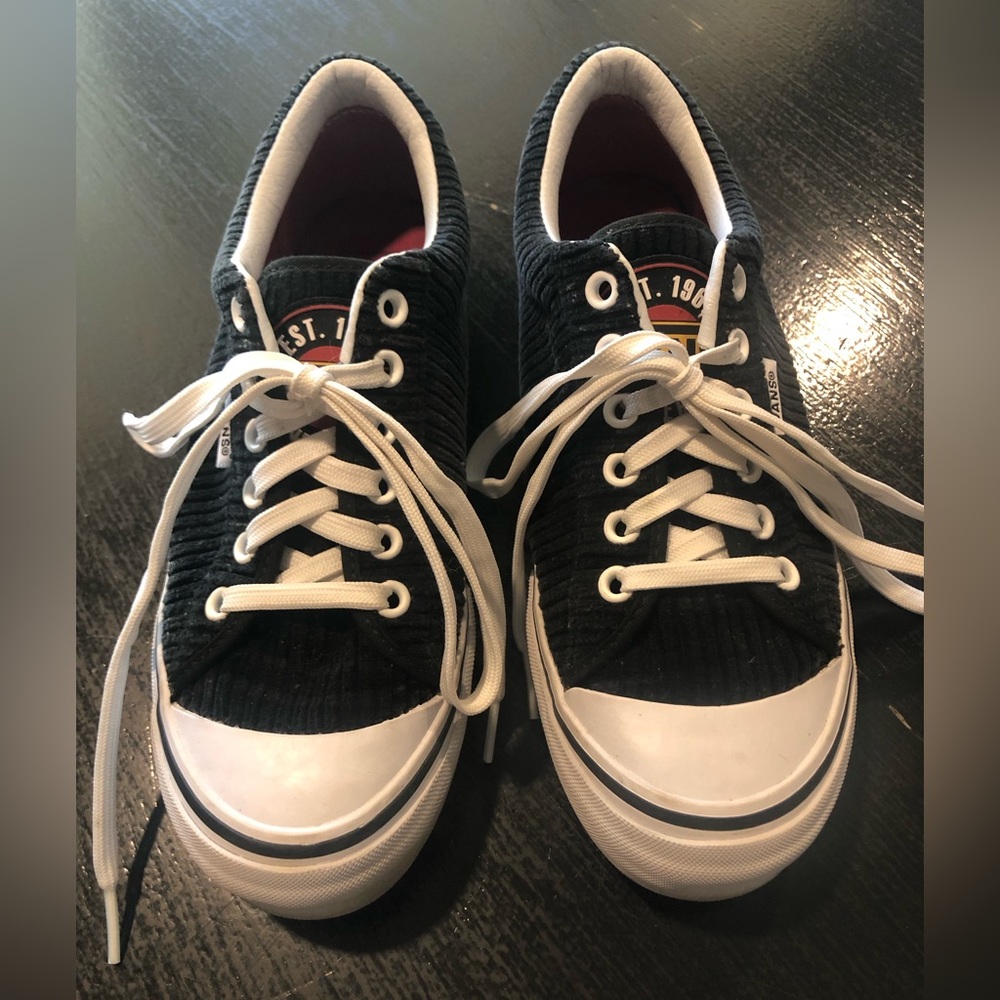 Vans corduroy shoes🖤
